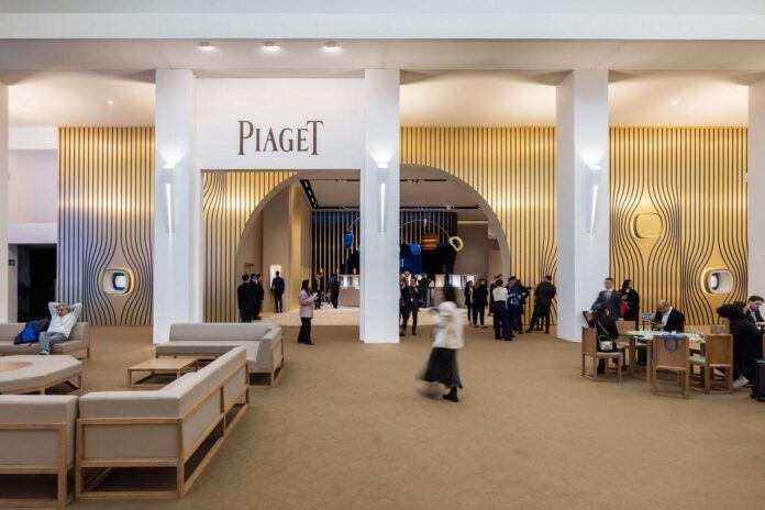 A imagem mostra a elegante exibição das coleções Rolex e Piaget na Watches & Wonders 2025 em Genebra, refletindo a estética contemporânea do design de relojoaria.
