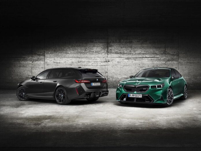 BMW M5 Touring em um cenário industrial com um carro preto e um carro verde, destacando o design esportivo e recursos ousados.
