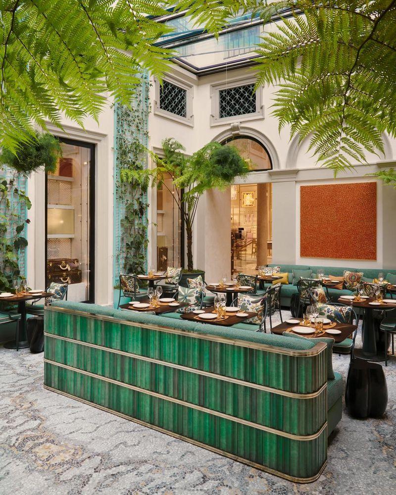 Café vazio da loja Louis Vuitton em Milão, apresentando um design moderno.