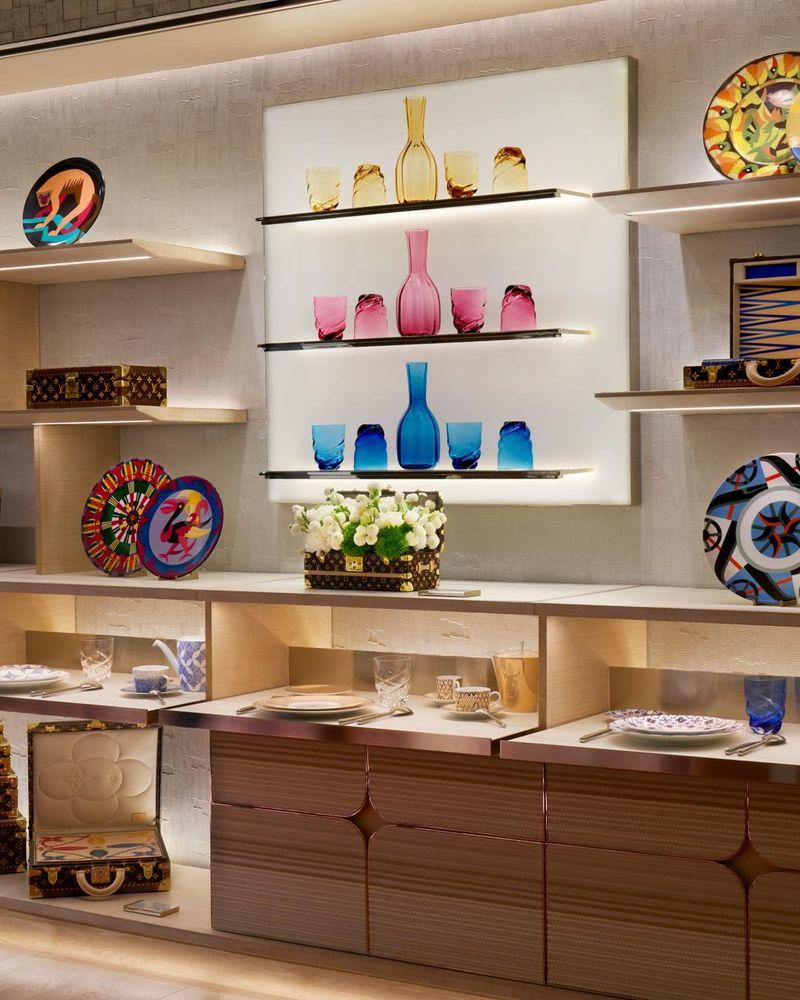 Coleção de produtos da Louis Vuitton com design contemporâneo.