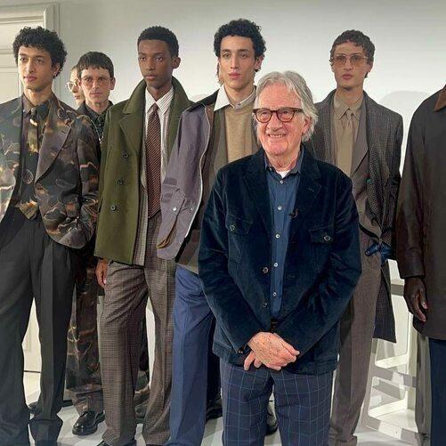 Desfile de moda de Paul Smith em Milão, com diversidade de modelos e roupas contemporâneas.