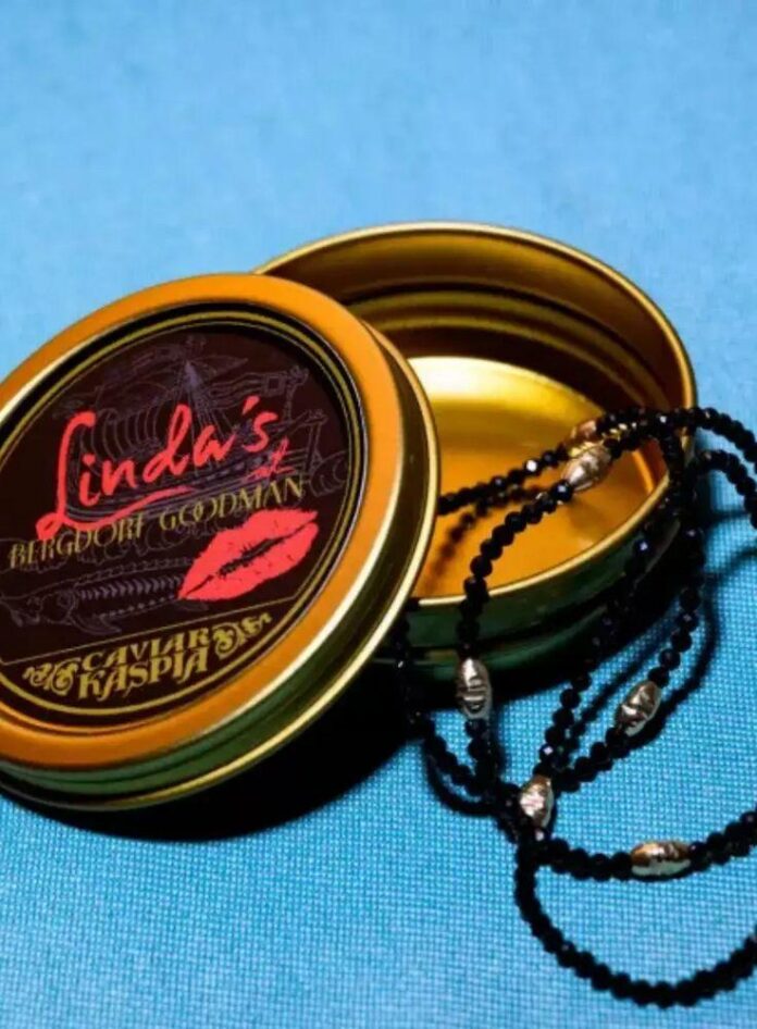 Imagem da coleção de bijuterias em colaboração com Caviar Kaspia, criada por Linda Fargo.