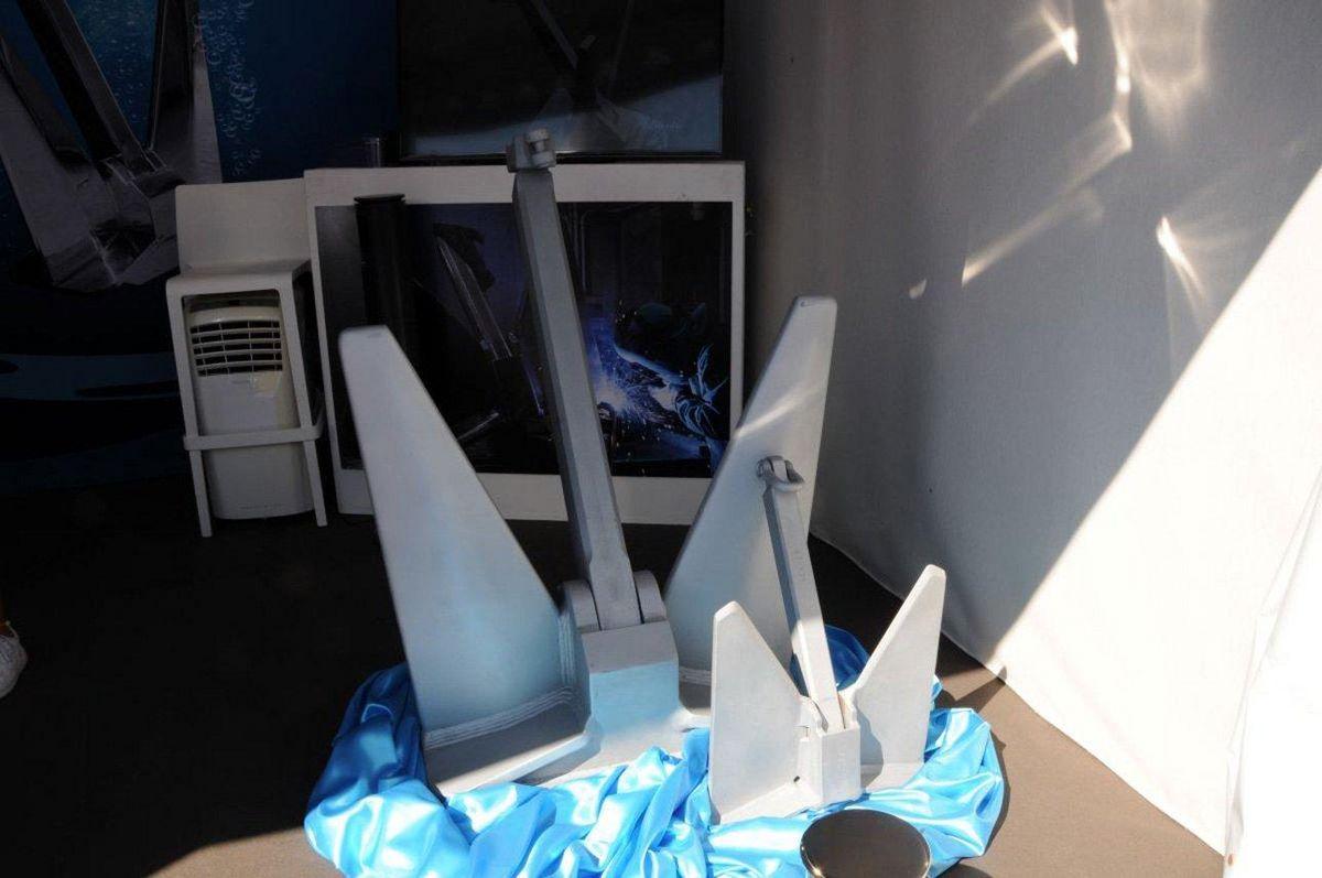 Modelo de âncora Poseidonia, apresentado no Cannes Yachting Festival 2024, destacando sua leveza e capacidade de ancoragem.