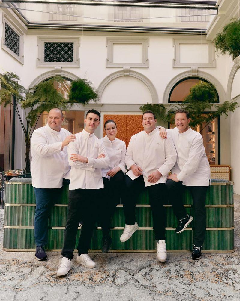 Os chefs do Café Louis Vuitton com pratos gourmet em destaque.