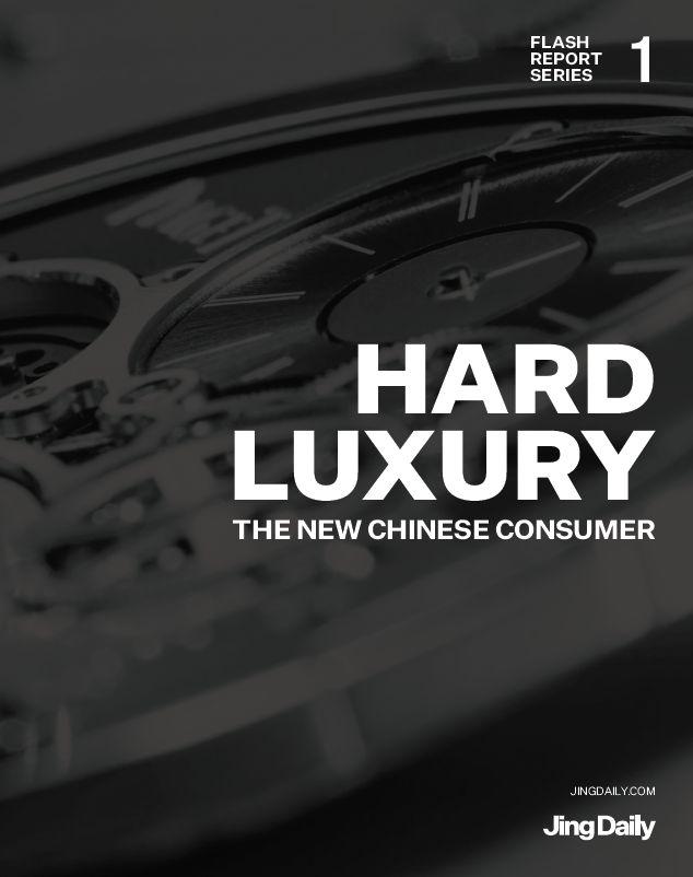 Relógio de luxo em close-up, destacando detalhes do seu mecanismo em um fundo escuro que realça o brilho do material metálico e o design elegante.