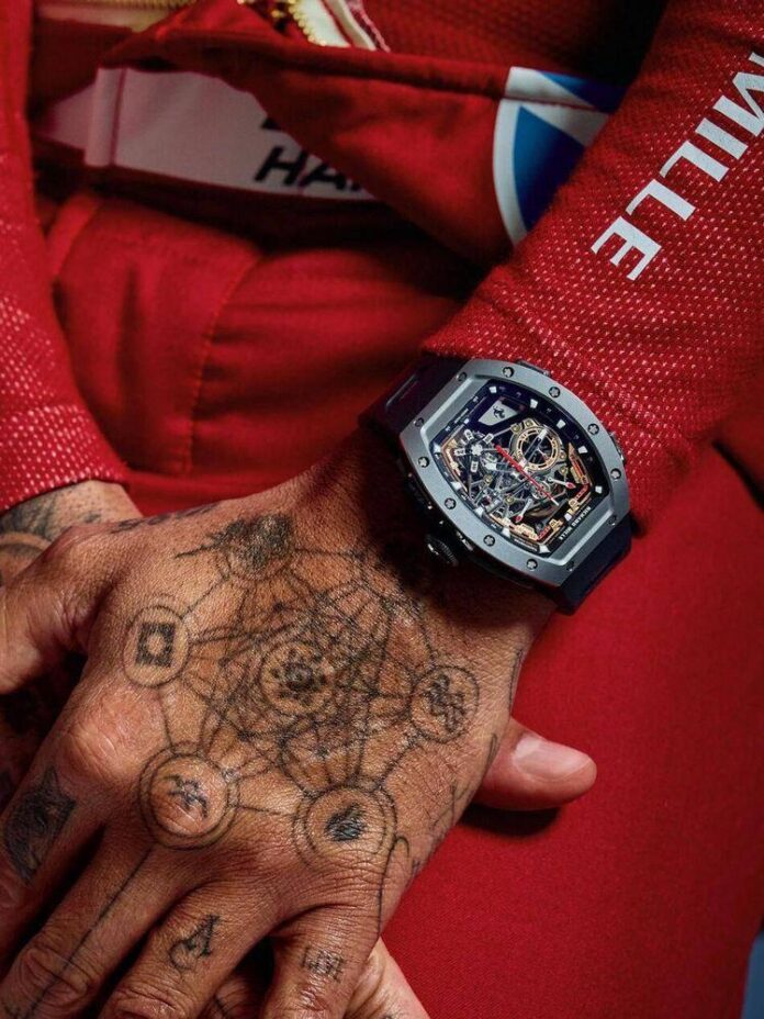 Relógio Richard Mille RM 43-01 com fundo vermelho, destacado em close-up.