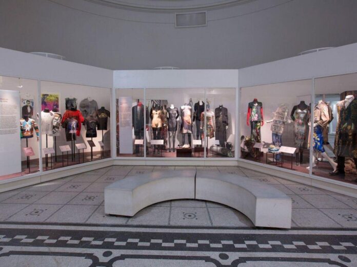 Visão frontal da galeria Burberry, com vitrines expostas em um ambiente iluminado.