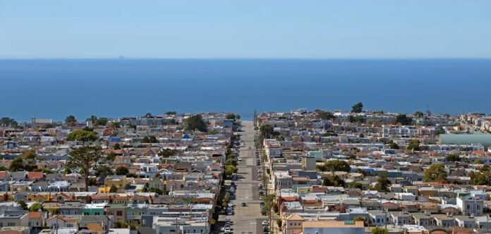Vista do Sunset District em San Francisco, com casas coloridas e o mar ao fundo.