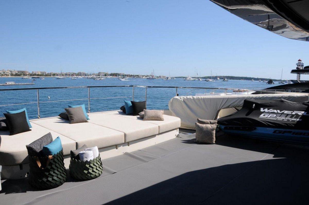 Widercat 92 em exibição com design moderno e deck amplo.