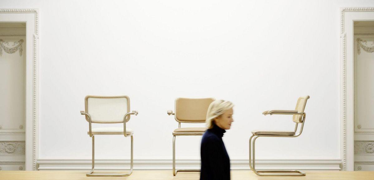 Cadeira S64 de Thonet, reimaginada por Jil Sander, representando um design icônico.