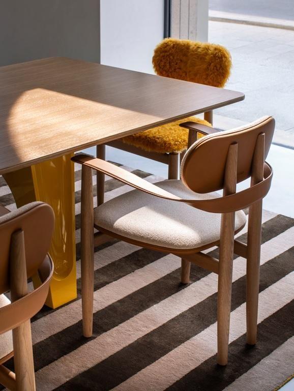 Cadeira Twist de Stefano Gallizioli, Fendi Casa 2025, com um design vibrante.
