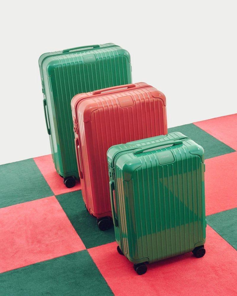 Imagens frontais das malas RIMOWA em um fundo estilizado.
