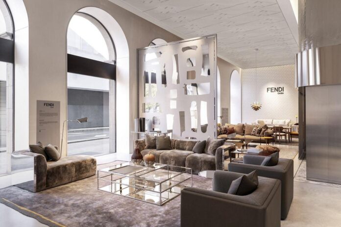 Interior de loja da Fendi Casa com móveis de design moderno e elegante, destacando a coleção 2025.