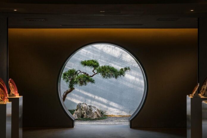 Jardim com uma arquitetura contemporânea e elementos naturais, iluminado por uma luz suave.
