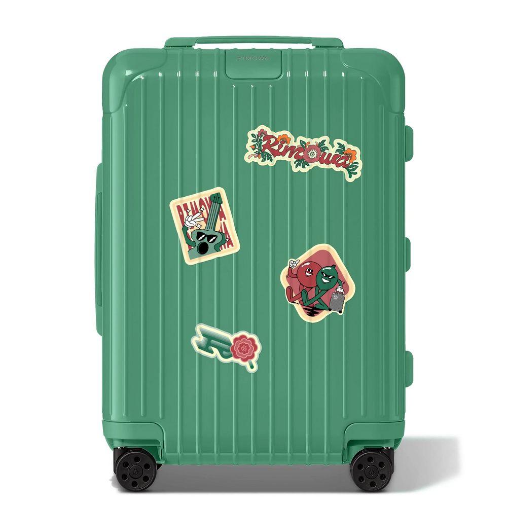 Malas RIMOWA em cor Verde com adesivos, exibindo um estilo moderno.