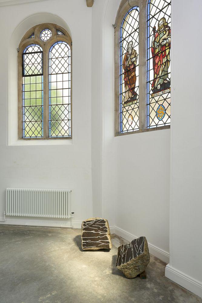 Obra 'Faultlines' de Jonathan Michael Ray, exposta na galeria.